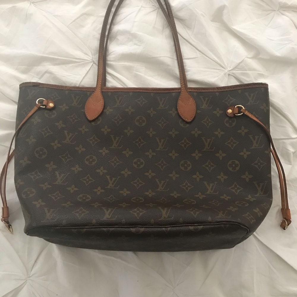 NEVER FULL BAG AUTHENTIC. USED.